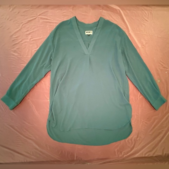 CCH Collection Green/Blue Oversized Long Sleeve V-neck Blouse Size Medium $178 - Picture 2 of 10